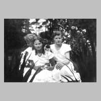093-0005 Im Garten der Familie Plep Juli 1933. Im Bild Frieda, Gerda und Kaethe Plep.jpg